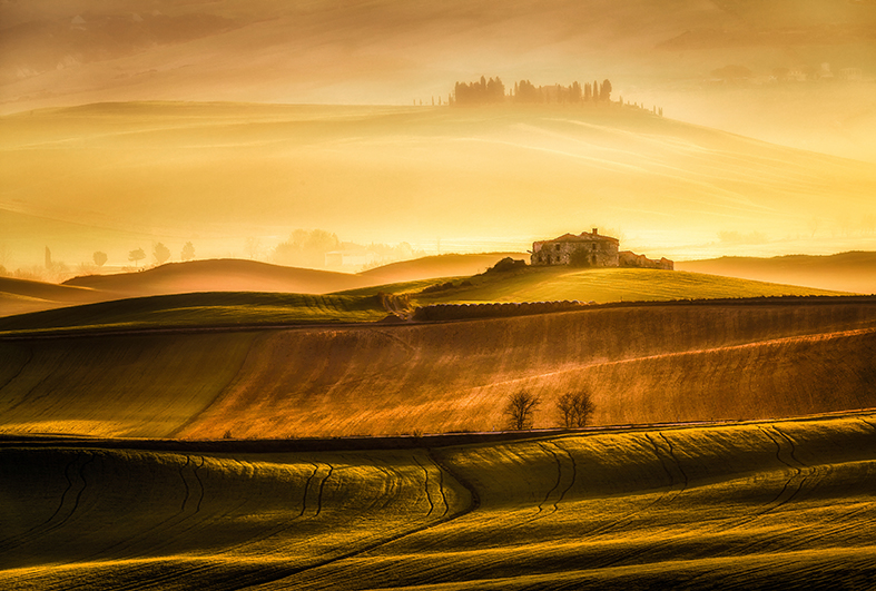 Le emozioni delle due ‘Toscane’. Via alla mostra fotografica sul paesaggio della Val d’Orcia negli scatti di Marek Boguszak
