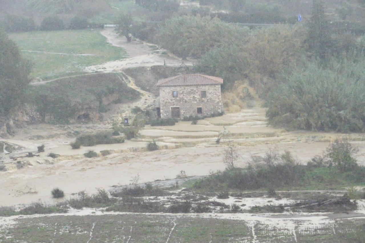 Danni da maltempo. Sindaco chiude le cascatelle di Saturnia, le piene hanno deviato il corso del torrente