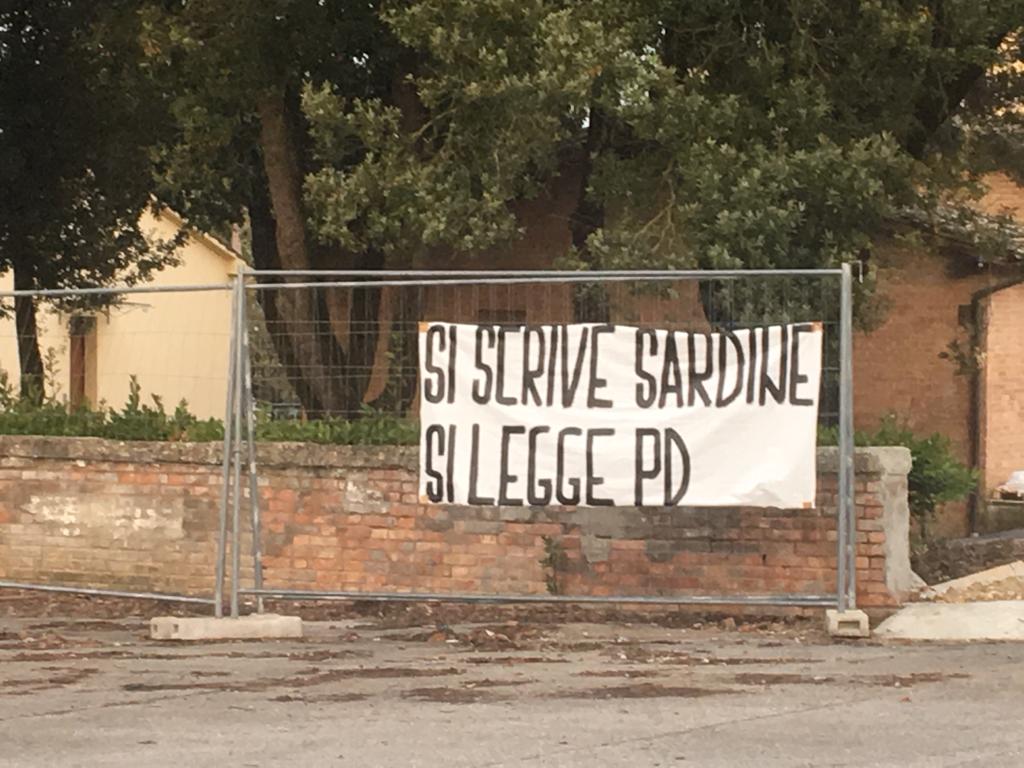 ‘Si scrive sardine si legge Pd’. Nel giorno del flash mob Siena si sveglia tappezzata di striscioni