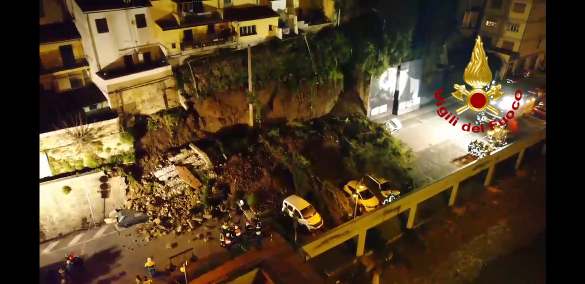 Frana a Montelupo. Crolla muro di contenimento, 15 persone evacuate