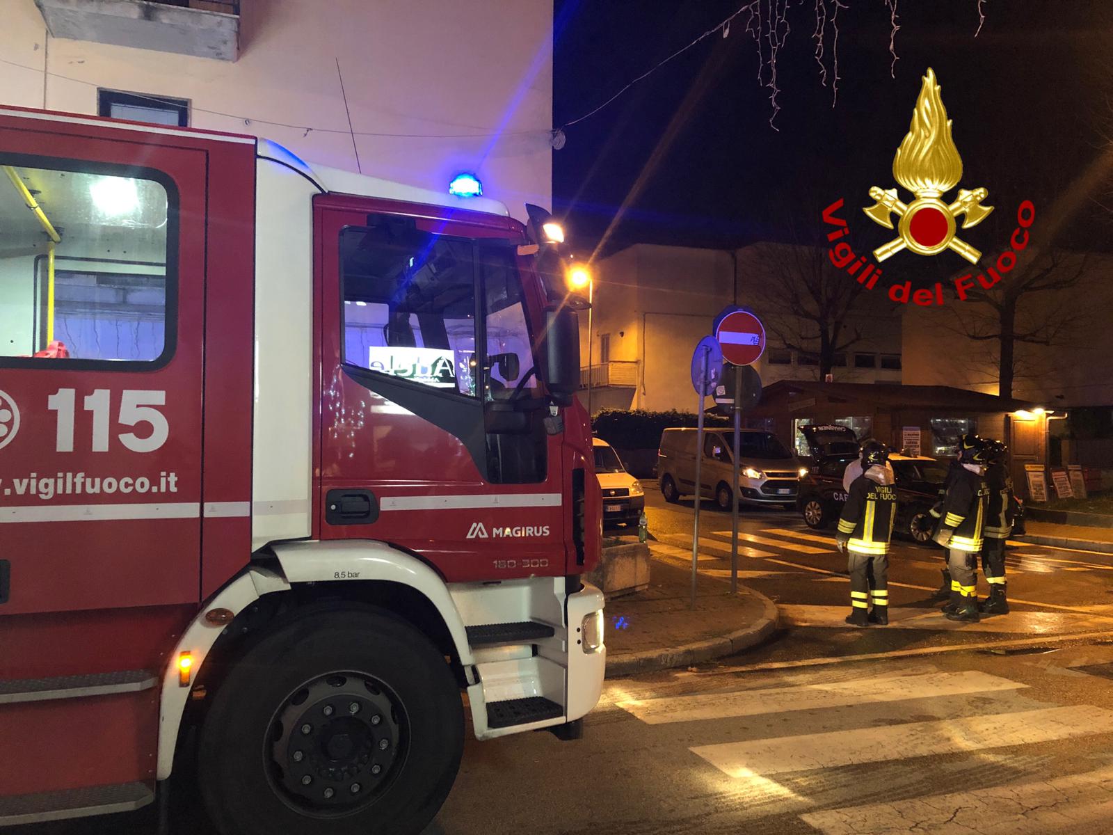 Fiamme all’alba. Incendio in mansarda, un morto e due feriti
