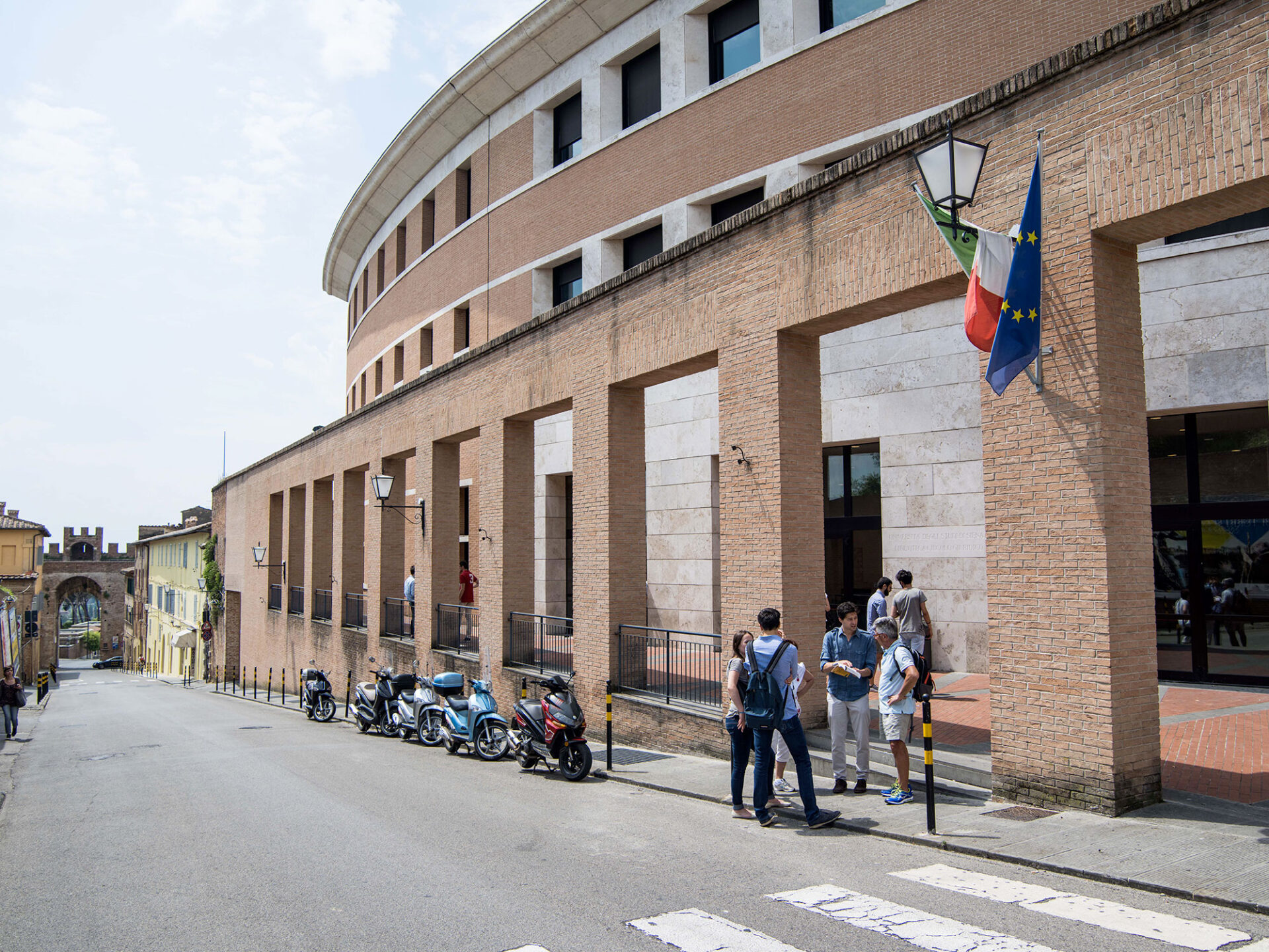 Tweet filonazista. Siena, prof dell’Università elogia Hitler. Rischia il licenziamento e il processo