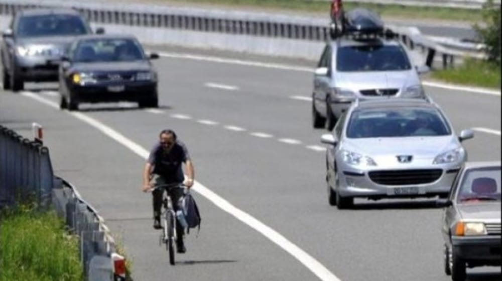 In bici sull’A1. Turista americano ”tradito” dal navigatore, salvato dalla Polstrada