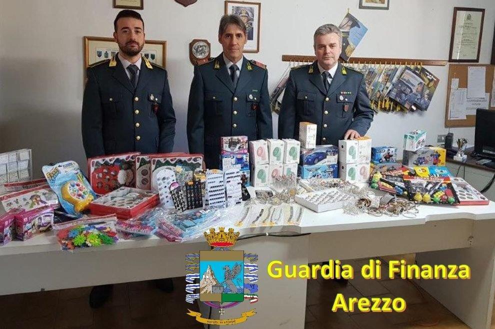 Articoli non a norma. Sansepolcro, Gdf sequestra 3600 prodotti di bigiotteria, giocattoli e apparecchi elettrici