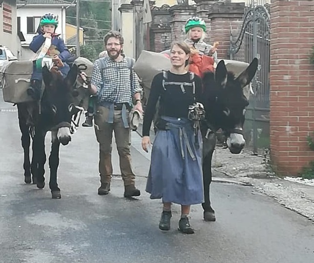 La favola di Natale. A piedi sulla Francigena con 3 figli e 2 asini, famiglia francese in cammino