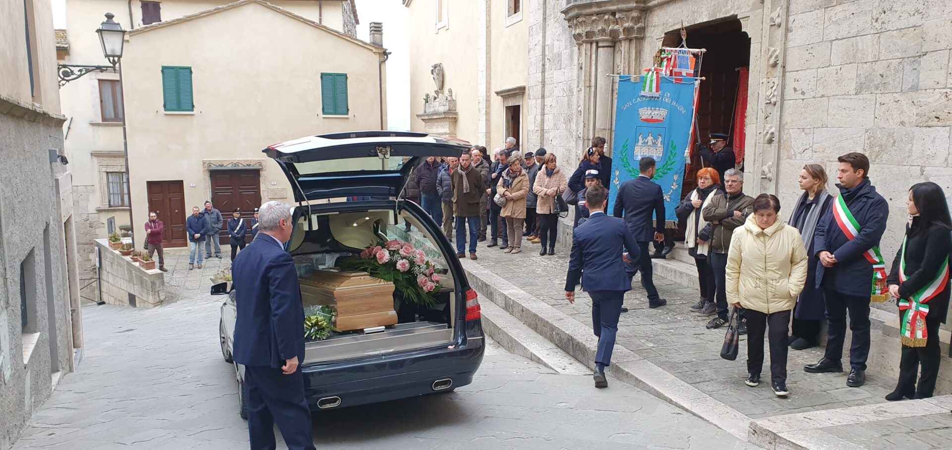 L’ultimo saluto. San Casciano dei Bagni, folla e commozione ai funerali di Giampaolo Pansa