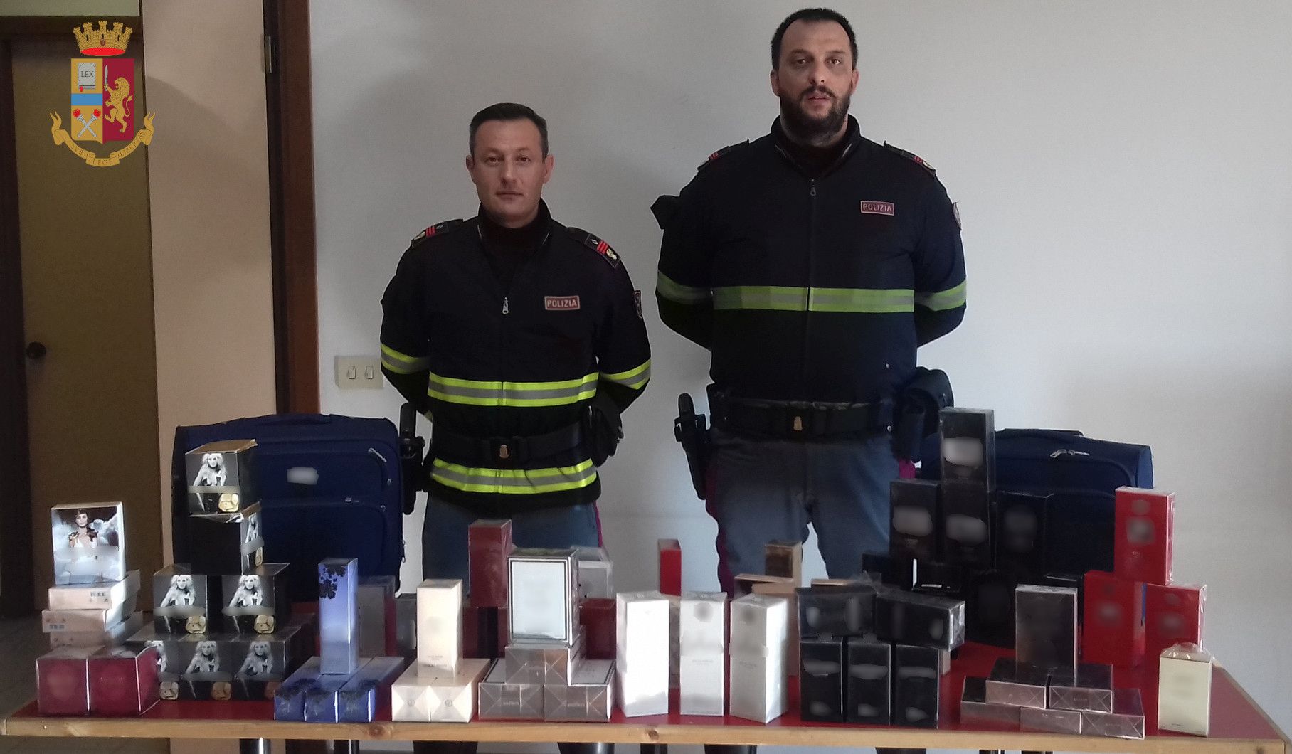 In odore di truffa. Beccati sull’A1 con 76 profumi falsi