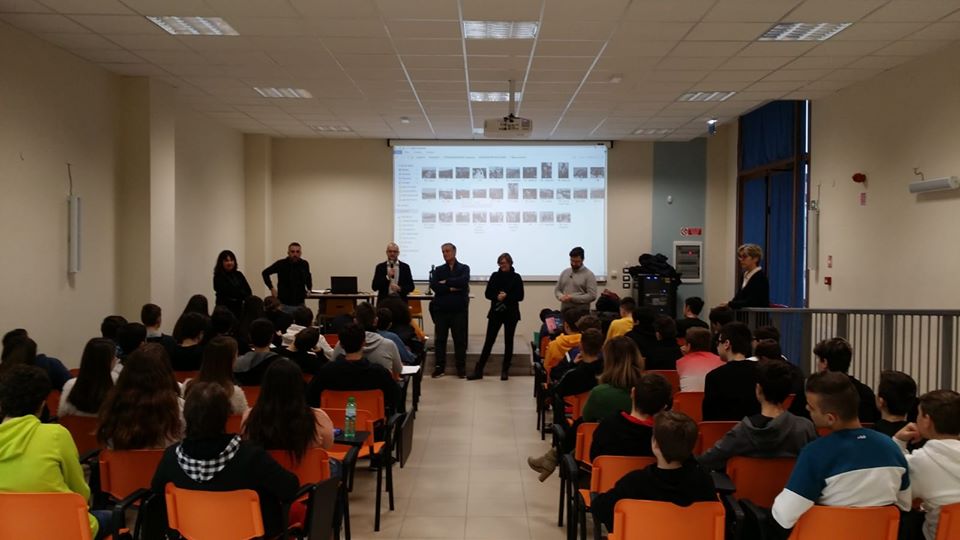Giorno della Memoria a San Gimignano, 200 foto da Auschwitz per non dimenticare con i ragazzi delle terze medie