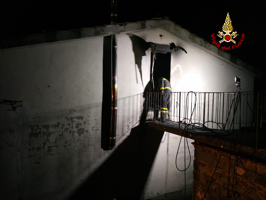 Fiamme in casa. Lucca, 14enne muore nell’incendio della sua abitazione. Padre ustionato nel tentativo di salvarla