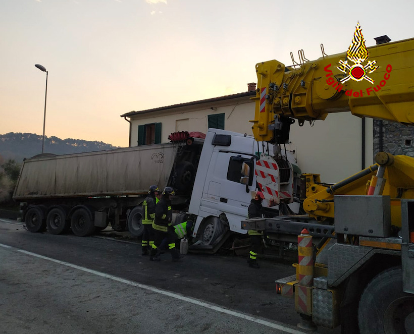 Casa evacuata. Tir contro abitazione dopo scontro con auto, 3 feriti