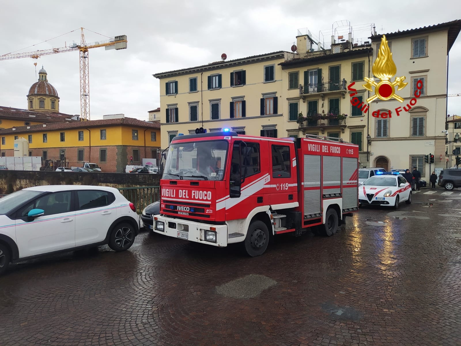 Tragica caduta. Giù da spalletta Arno a Firenze, morto 35enne