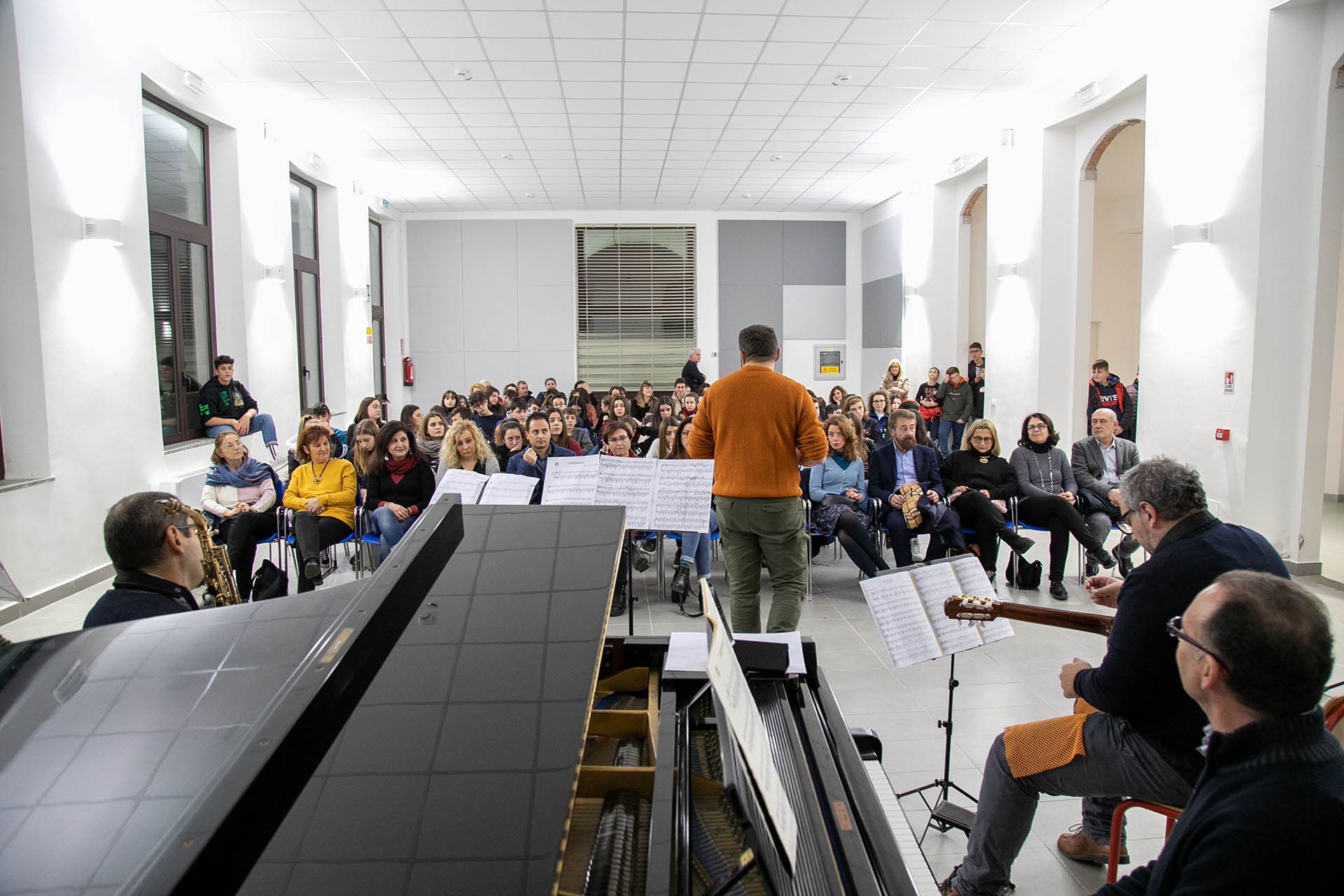 Un regalo per gli studenti. Il Comune acquista un pianoforte a mezza coda per l’Istituto Comprensivo Graziano da Chiusi