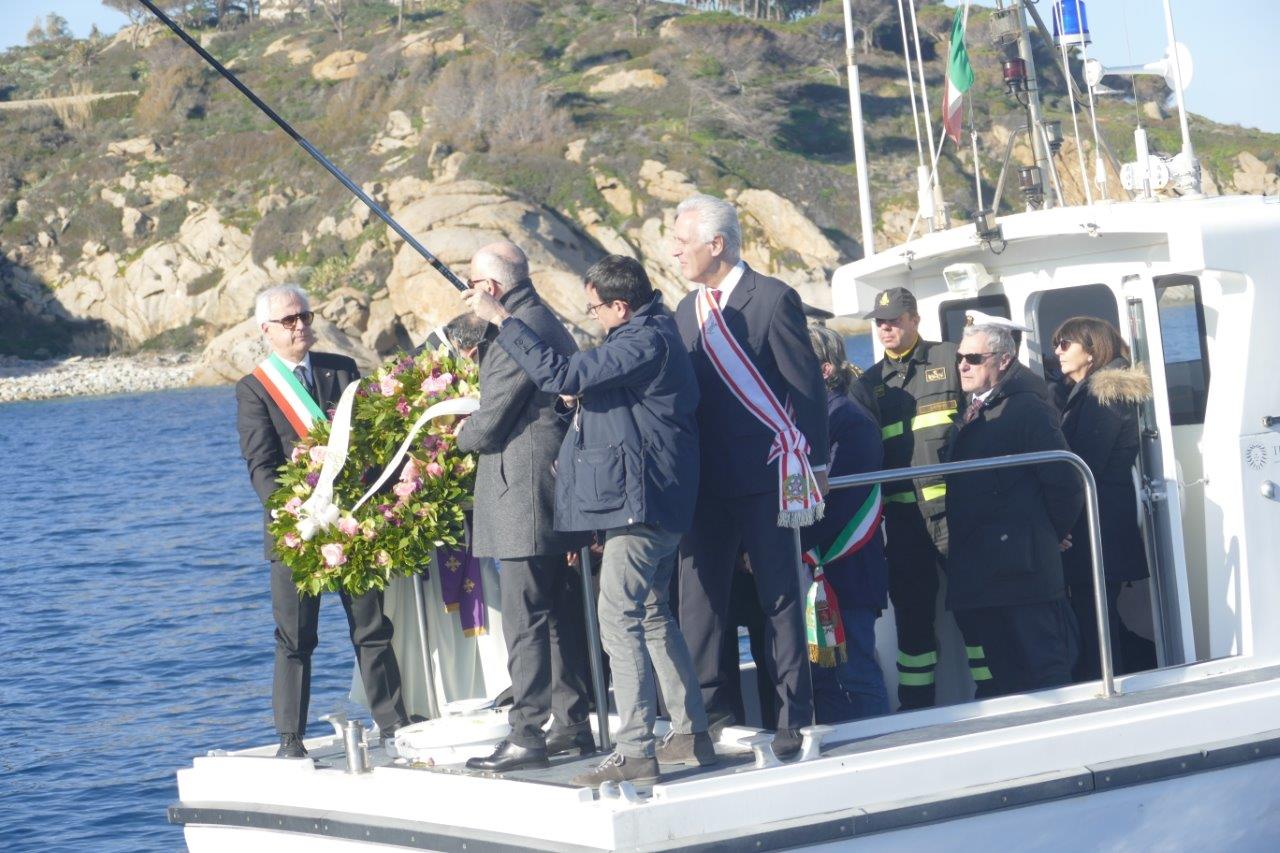 In memoria. Una corona in mare per ricordare le vittime della Costa Concordia