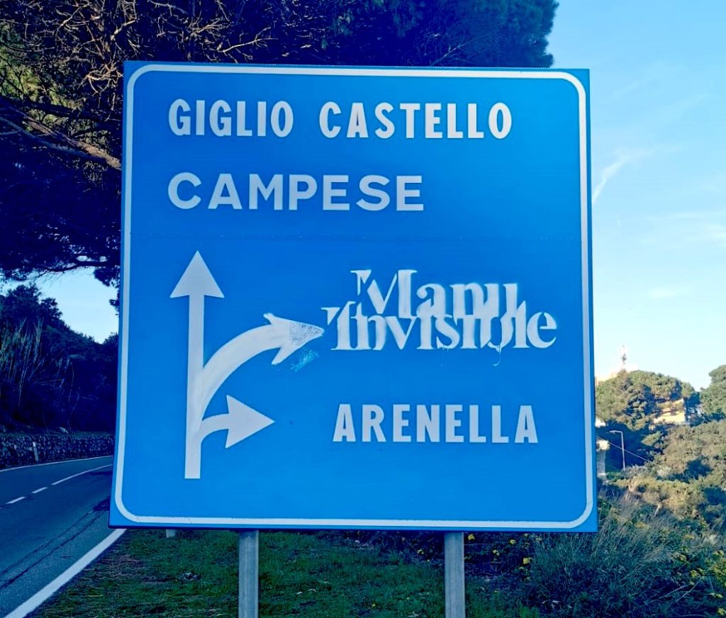 ‘Manu Invisible’ imbratta muri e cartelli all’Isola del Giglio ma viene scoperto dai carabinieri