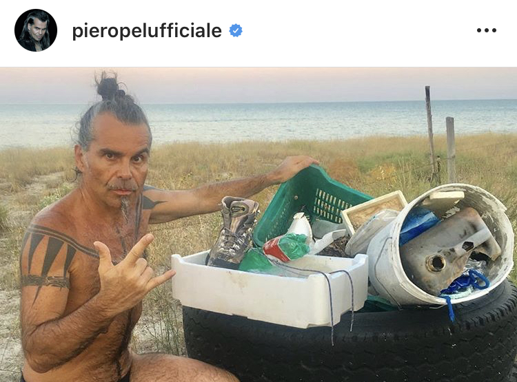 Zero rifiuti. Piero Pelù e i volontari alla Feniglia per l’operazione ‘spiaggia pulita’