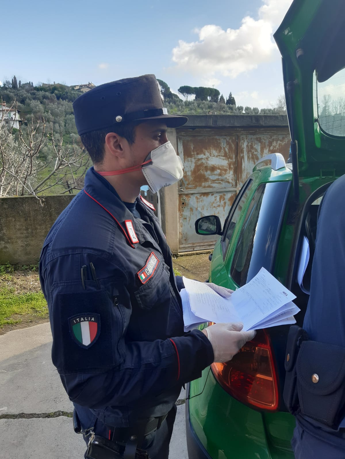 Controlli in azienda della moda. Lavoratori clandestini e a nero, denunciati 3 imprenditori a Vinci e Cerreto