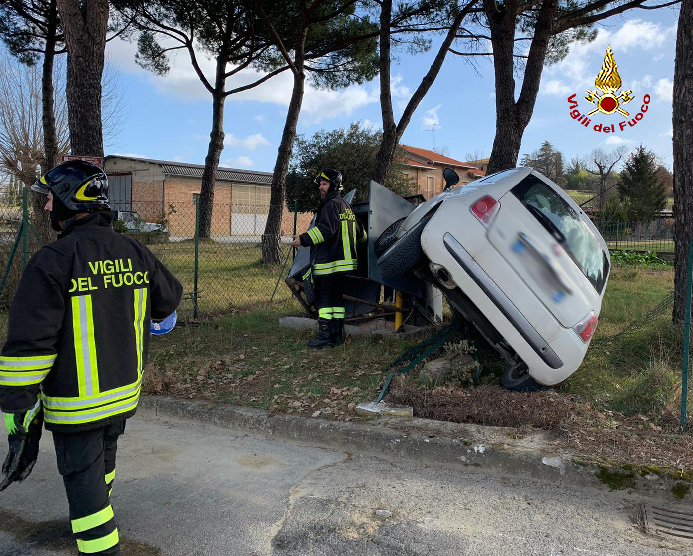 Incidente stradale. Auto contro centralina di metano, fuoriuscita di gas