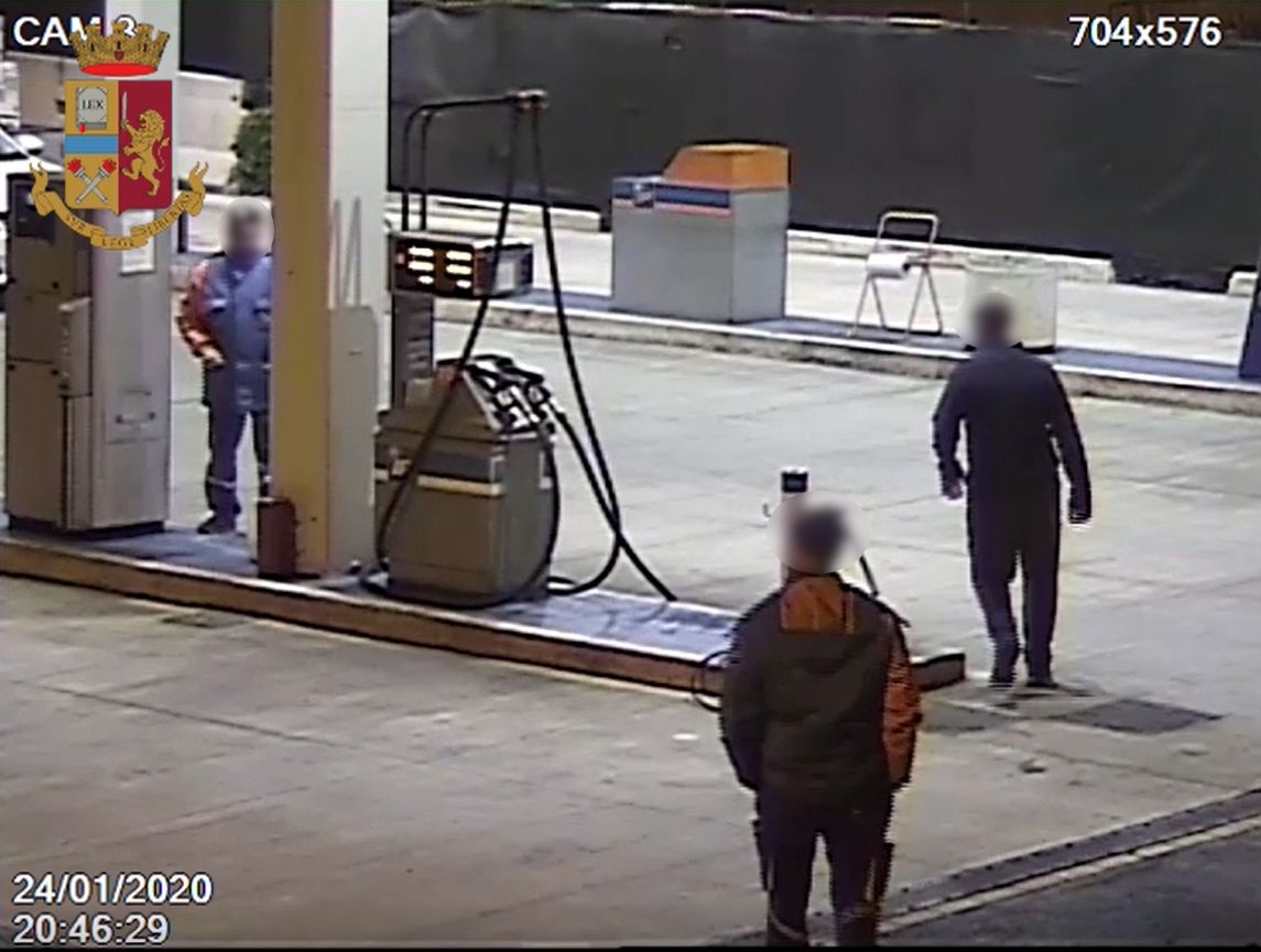 Truffa al gasolio. Fingono di rifornire il Tir ma intascano 30mila euro, denunciati benzinai e camionista