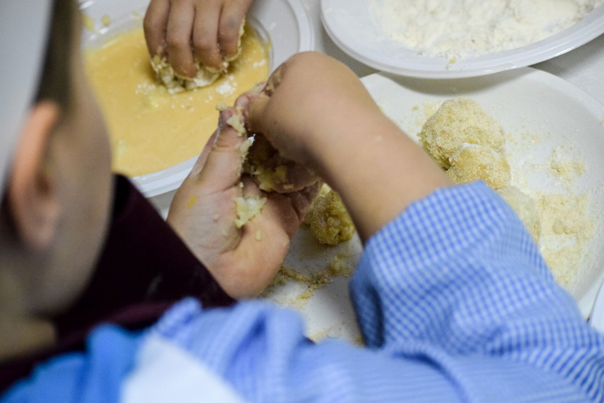 Quaresimali per il Meyer. Bambini delle scuole elementari pasticceri, dolci in vendita al Mercato Centrale