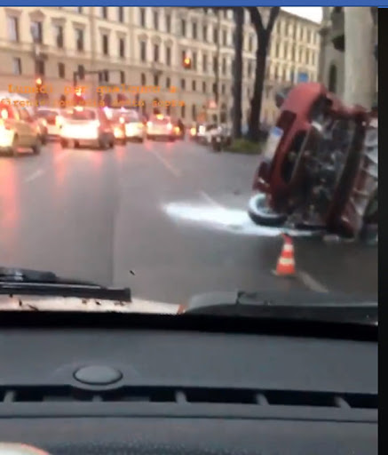 Pauroso incidente. Firenze, sbanda con la sua auto e si ribalta