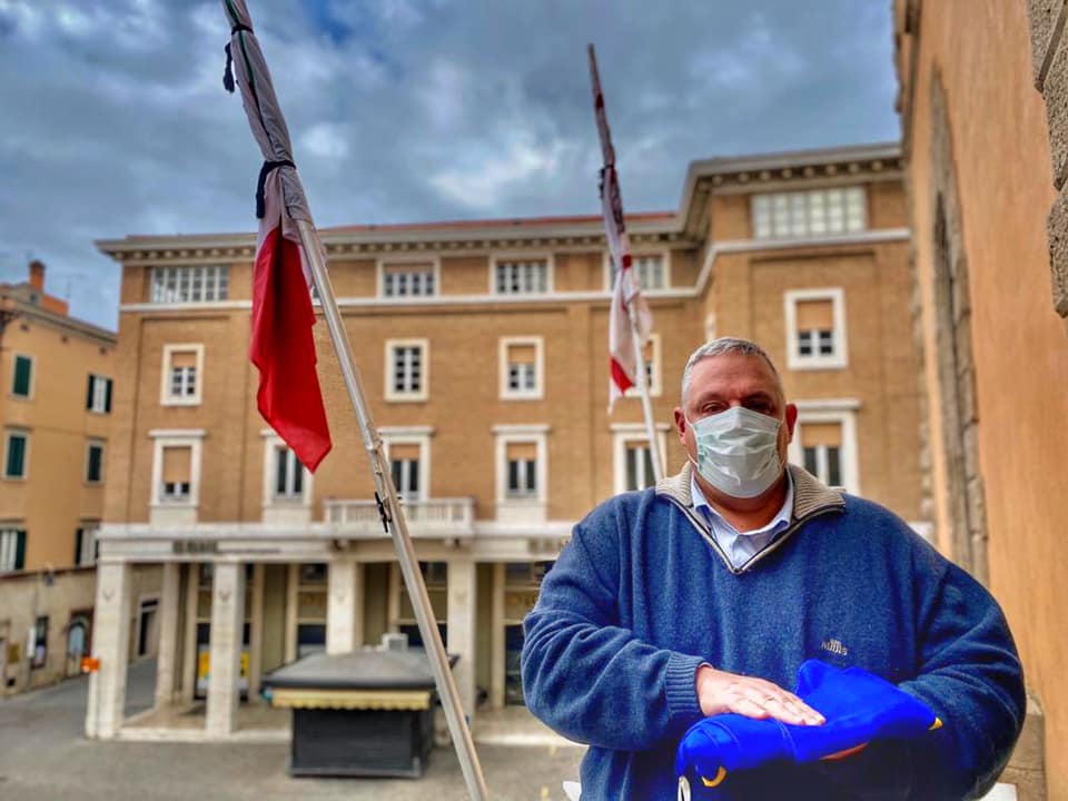 Coronavirus. «Protesta simbolica». Il sindaco di Grosseto toglie la bandiera dell’Europa dal Comune