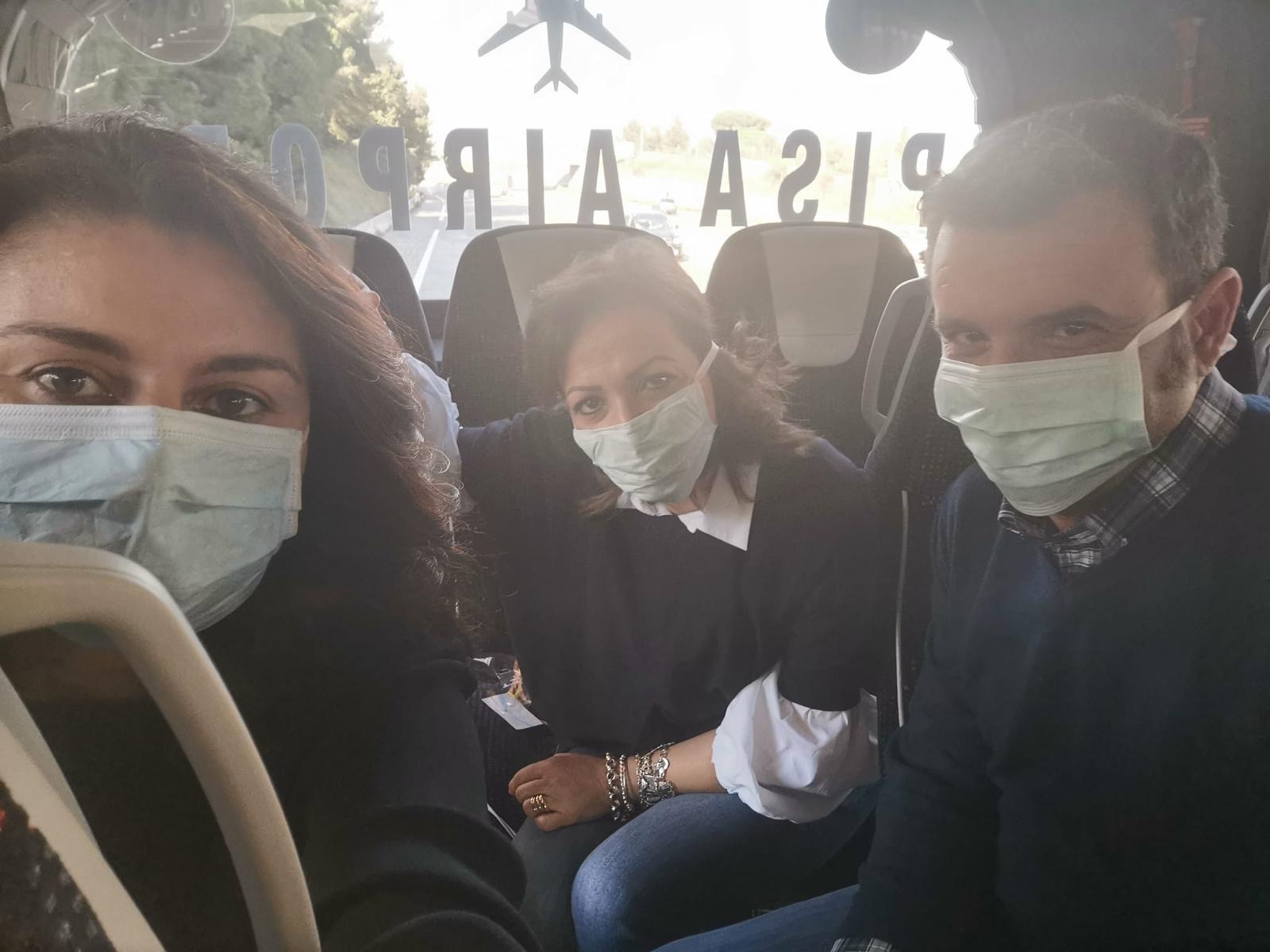 Coronavirus. Il pullman con Ceccardi e Centinaio a Barcellona. «Italiani in difficoltà. Un disatro a 360 gradi»