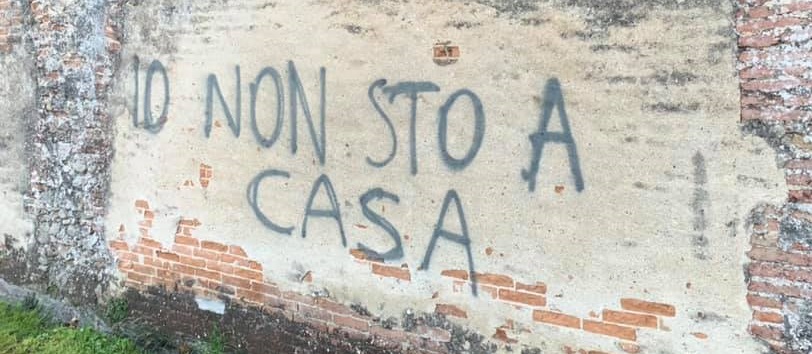 Coronavirus. Scritta su antico acquedotto, «Io non sto a casa». Il sindaco: «Condanna assoluta»