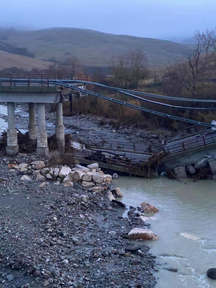 Crolla il viadotto sul fiume Paglia. Era chiuso dal 2014