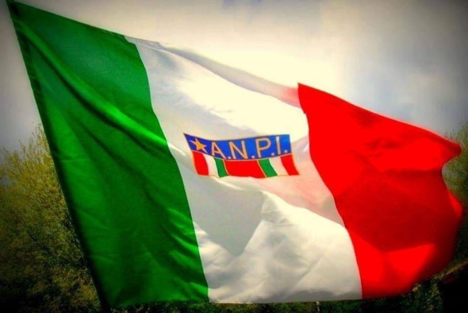 Oltraggio alla memoria. Volantini neofascisti contro Anpi il 25 aprile, scatta la denuncia