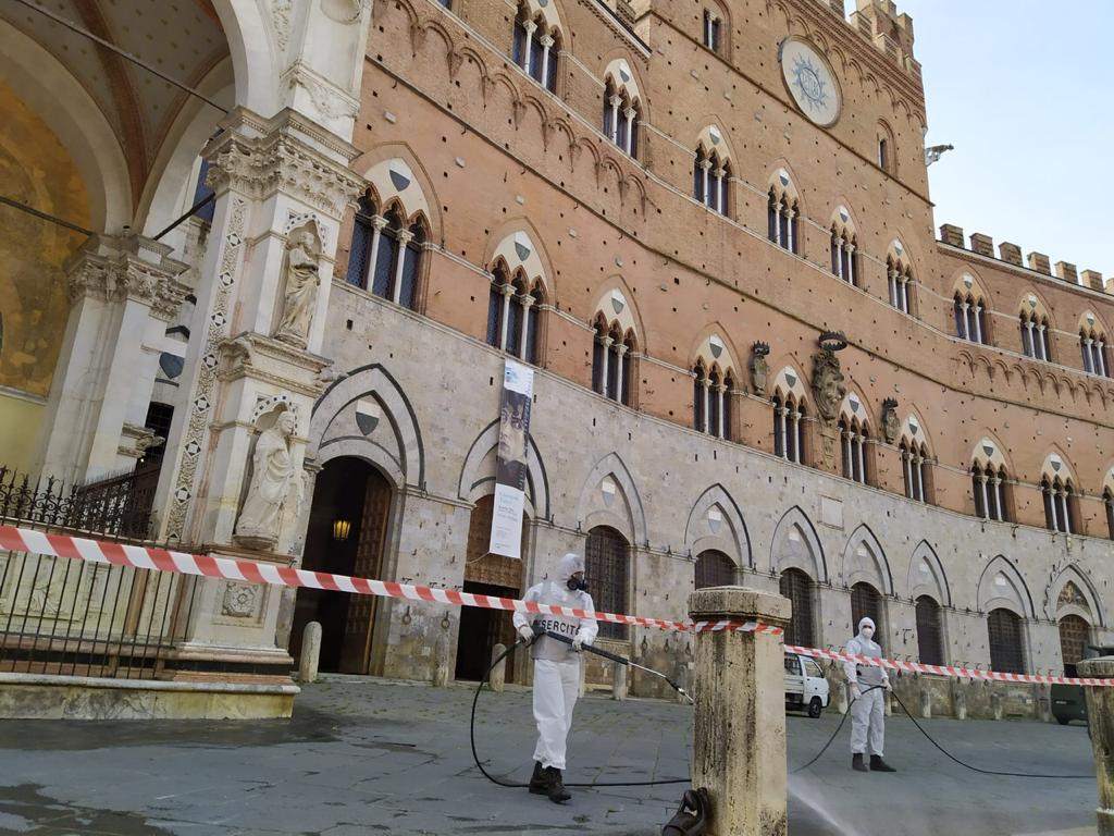 Coronavirus. I paracadutisti della Folgore igienizzano il Palazzo Comunale
