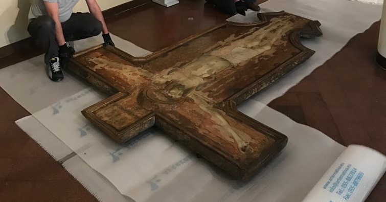 Nuovo splendore. Perdita di colore e doratura, al via il restauro sulla Croce del Carmine di Lorenzetti