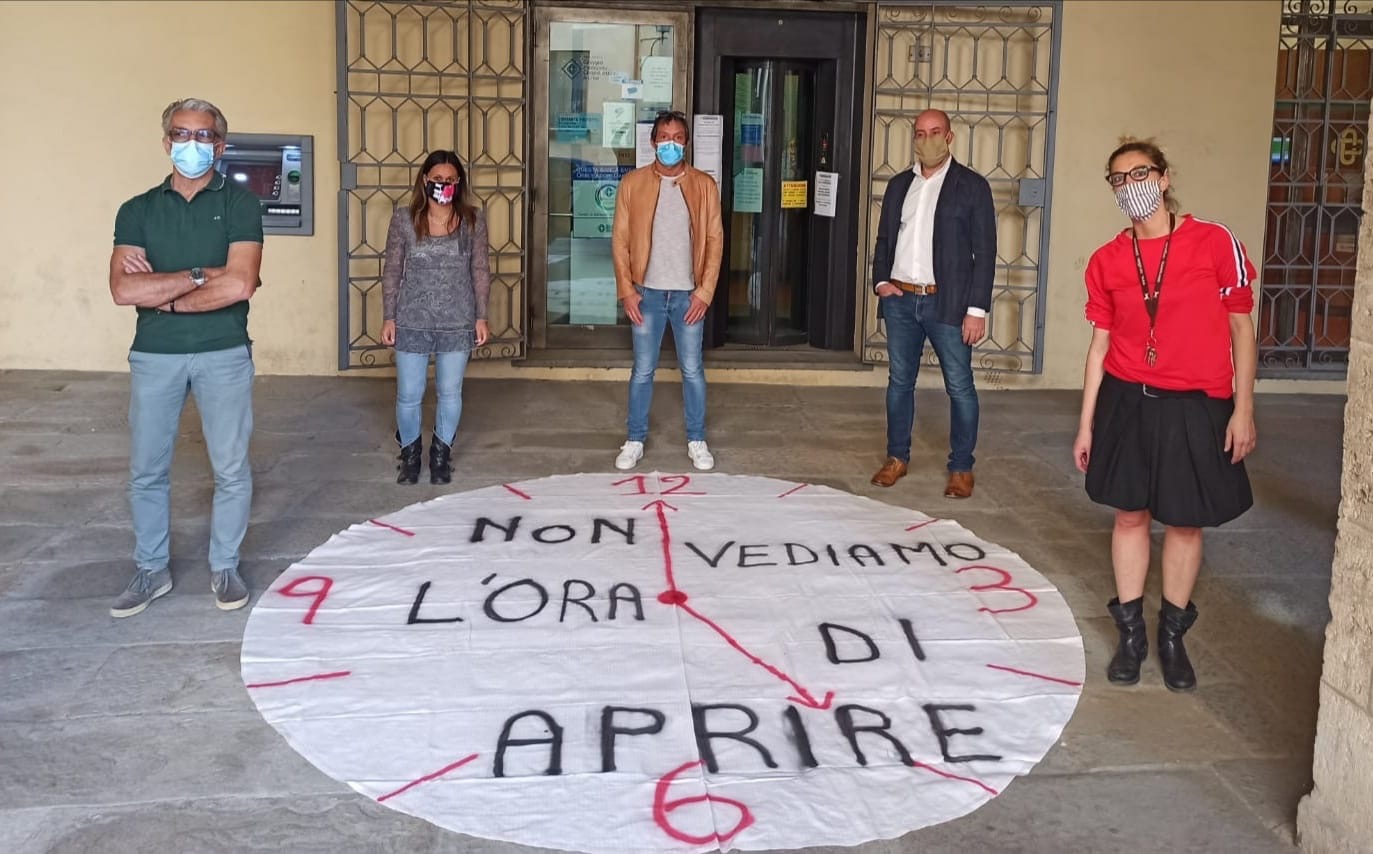 Coronavirus e riapertura. A Montepulciano imprenditori in piazza. “Servono misure di sostegno economico”