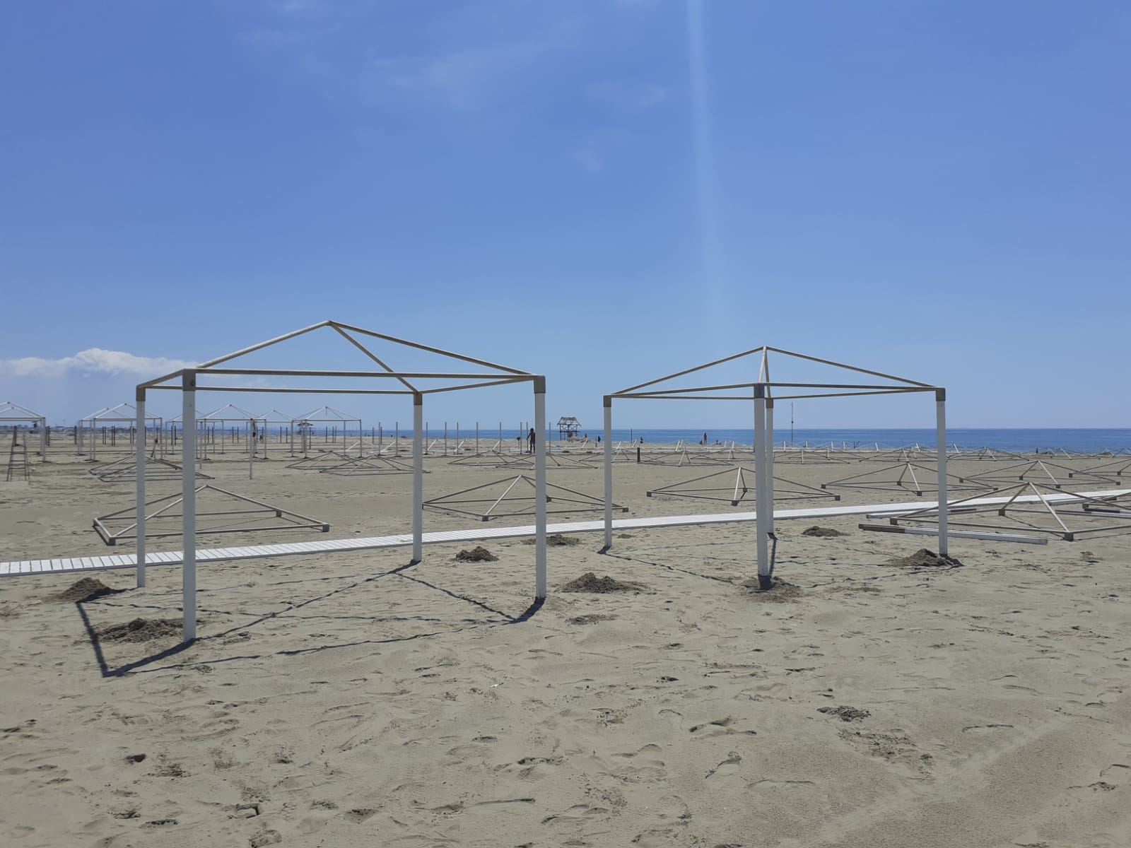 Coronavirus. Open day a Lido di Camaiore, ombrelloni e parcheggio gratuiti. La Versilia si tuffa nella Fase 2