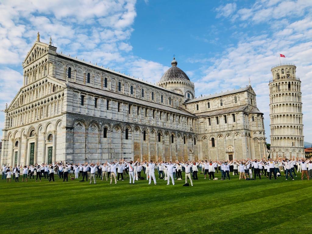 Pisa ha riaperto al mondo i suoi gioielli di storia e di arte. In piazza dei Miracoli il rito collettivo per una nuova vita