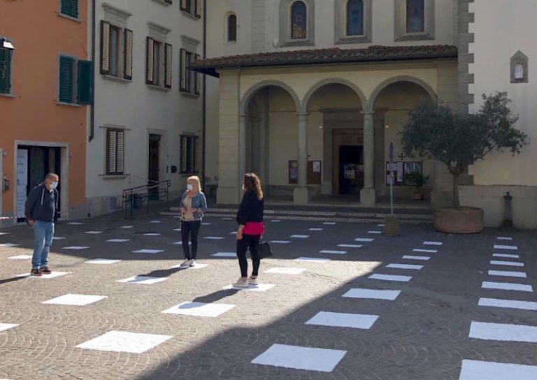 Coronavirus. La piazza diventa una scacchiera per garantire il distanziamento sociale