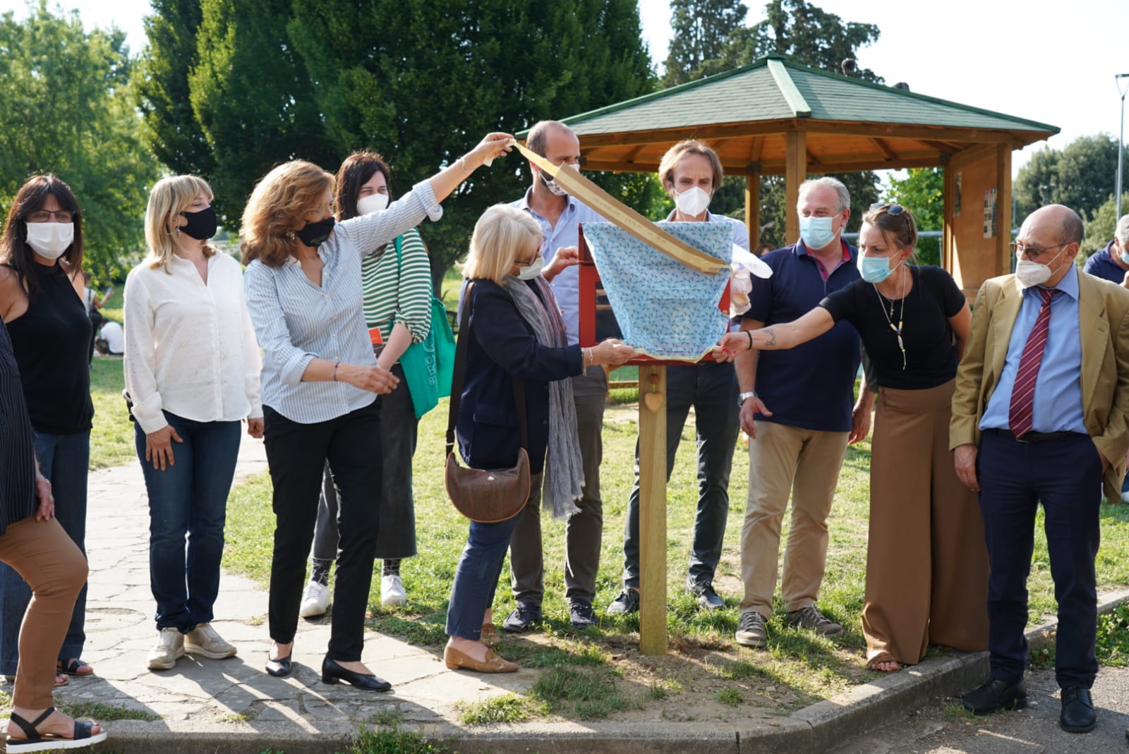 Giustizia riparativa e beni comuni. Inaugurata la casetta per lo scambio di libri al parco dell’Anconella