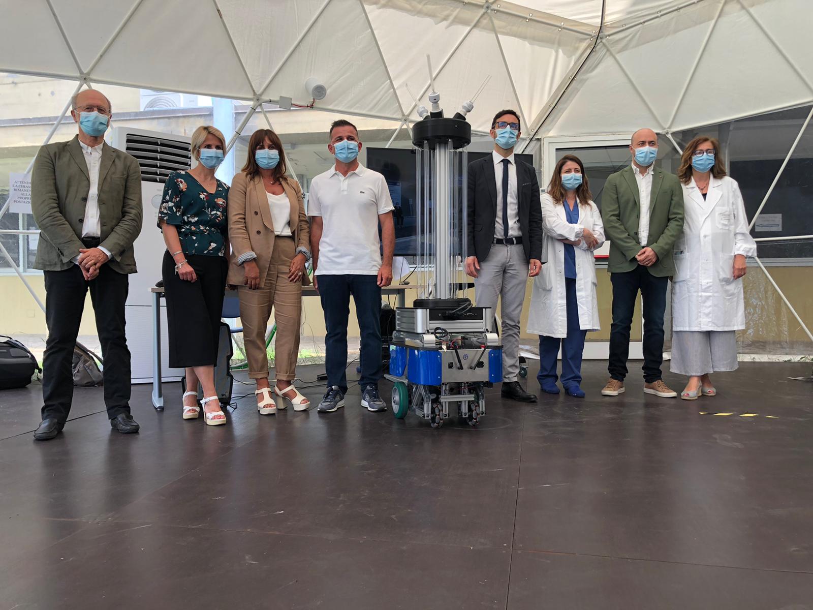 La sperimentazione. A Massa il debutto del robot mobile per disinfettare spazi e superfici