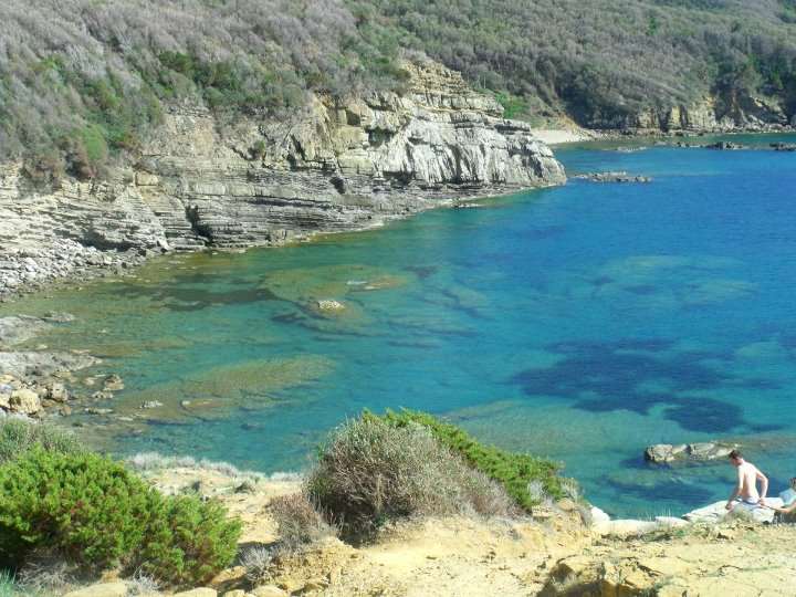 Incidente in spiaggia. Cadono rocce dalla scogliera, 3 feriti alla Buca delle Fate