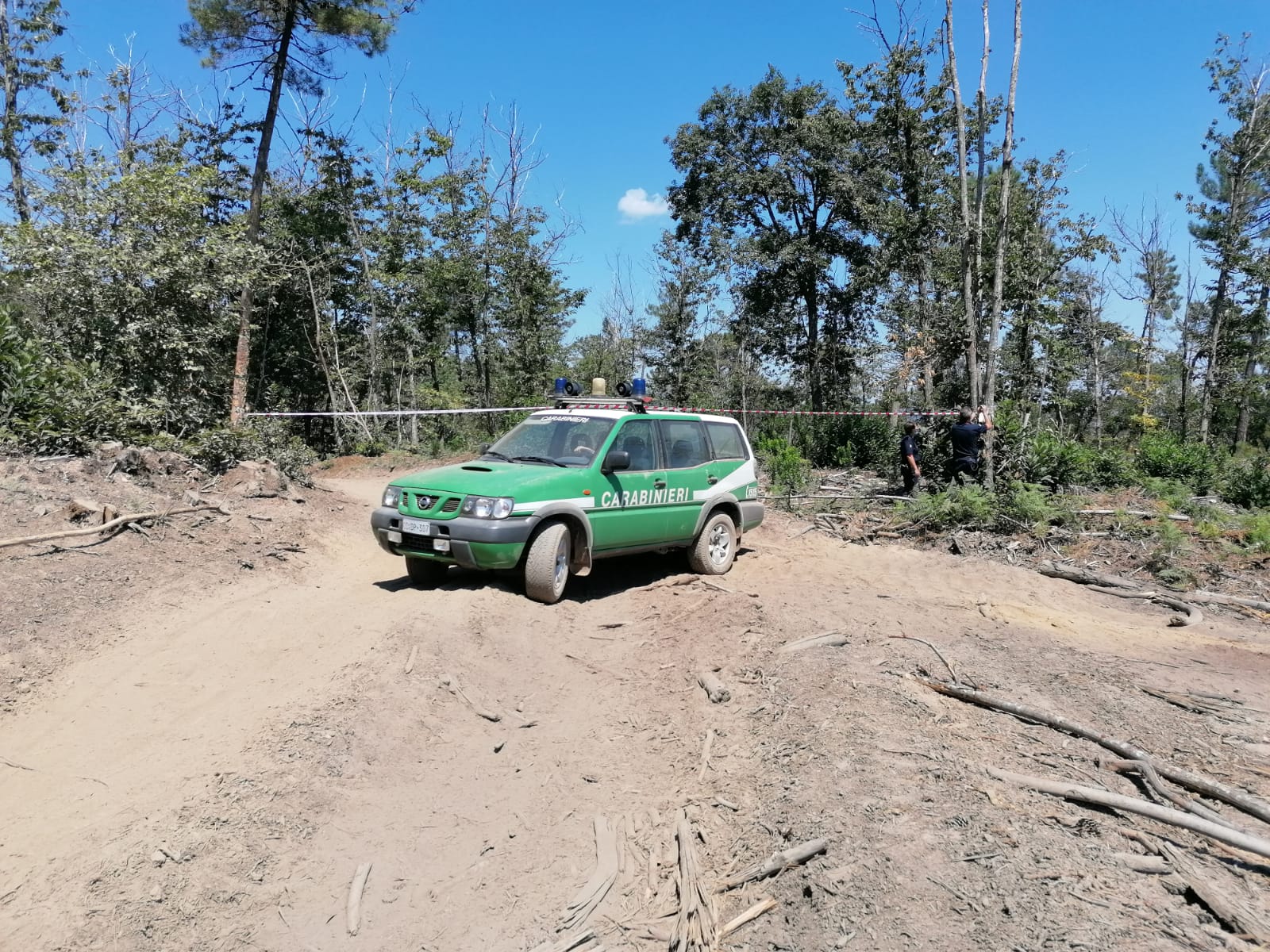 Illecito ambientale. Carabinieri sequestrano 3 strade forestali, quattro i denunciati
