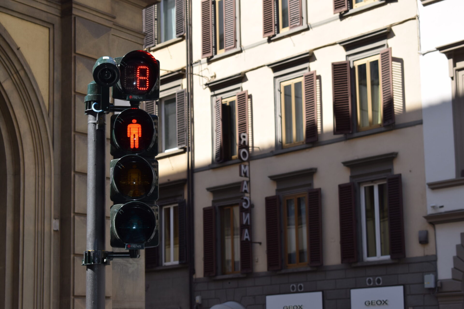 Attenzione ai pedoni. Firenze città all’avanguardia, attivato il primo semaforo con countdown