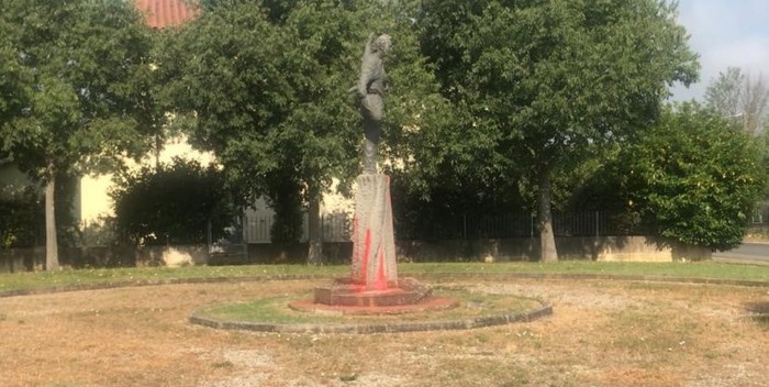 Atto vandalico. Imbrattata la statua dedicata a Roberto Benigni, ignoti la cospargono di vernice
