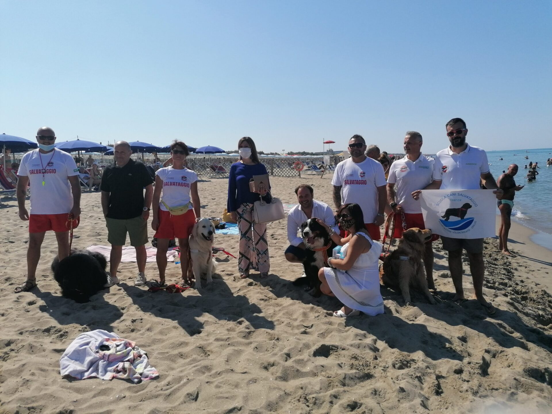 Bauwatch. I cani-bagnino Simba e Charlie salvano 2 bambini dal mare mosso