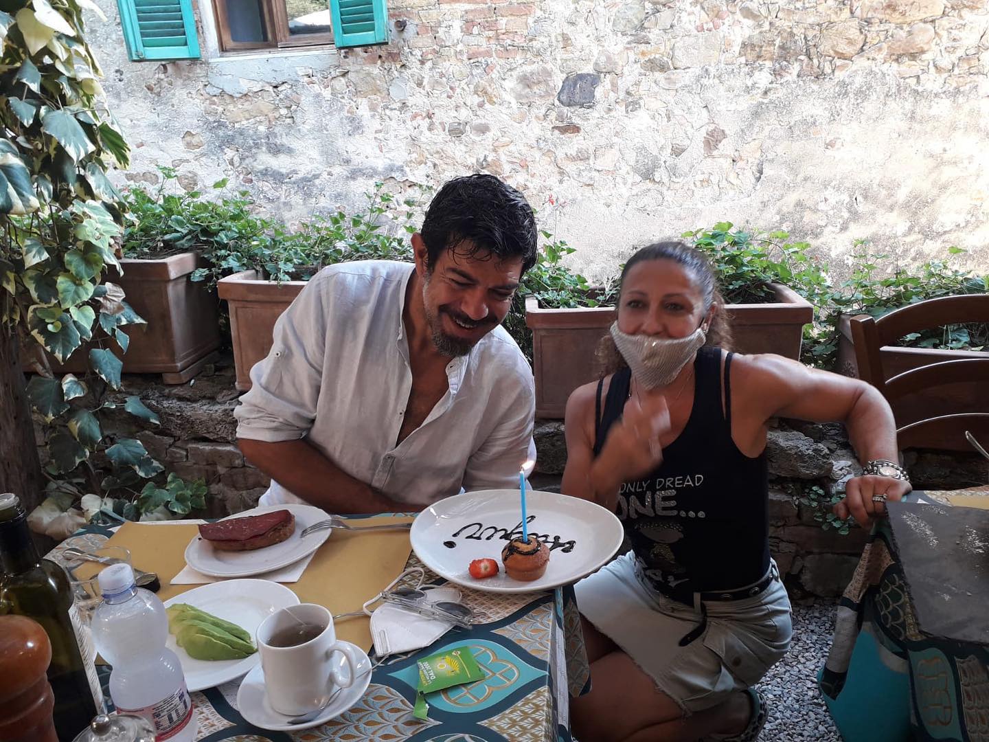 Buon compleanno Pierfrancesco.  Candelina e auguri per Favino in Valdorcia