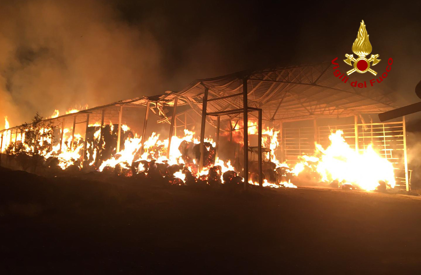 Fiamme a Suvignano. Incendio nella notte nell’azienda confiscata alla mafia, rogo in capannone con 700 rotoballe