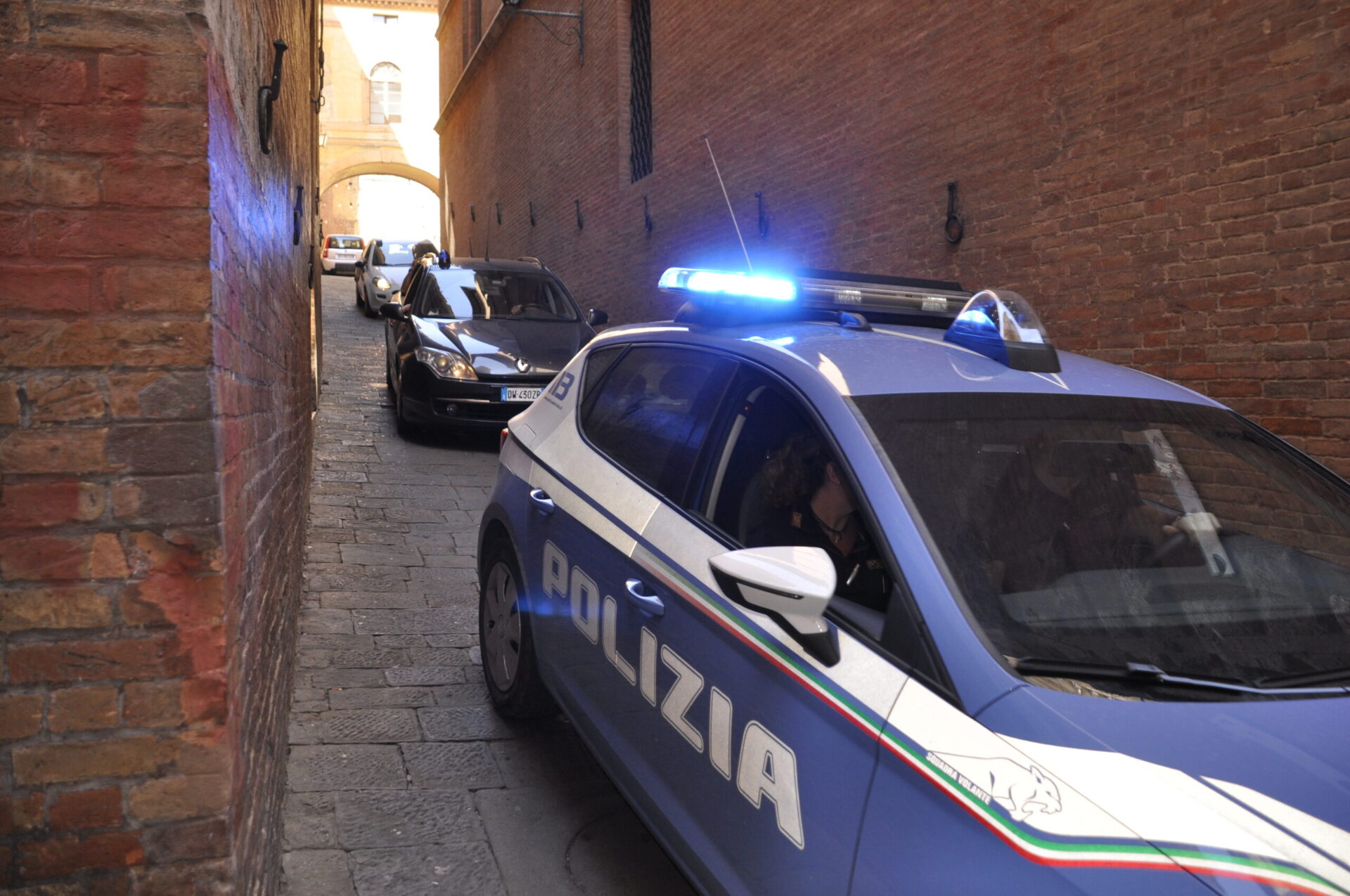 Ladre sfortunate. Volevano forzare l’ingresso di un’abitazione, ma è di un poliziotto. Fermate due 15enni