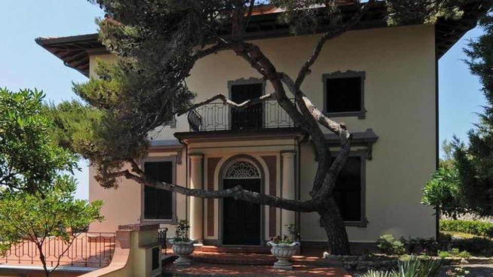 La dimora di Castiglioncello. In vendita la villa sul mare che fu di Alberto Sordi e Vittorio Corcos