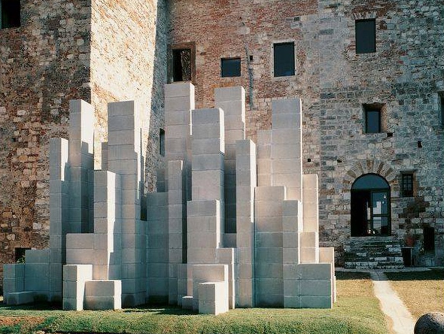 Arte all’Arte. Ricostruita dopo 23 anni la scultura di Sol Lewitt nel giardino del Museo Archeologico