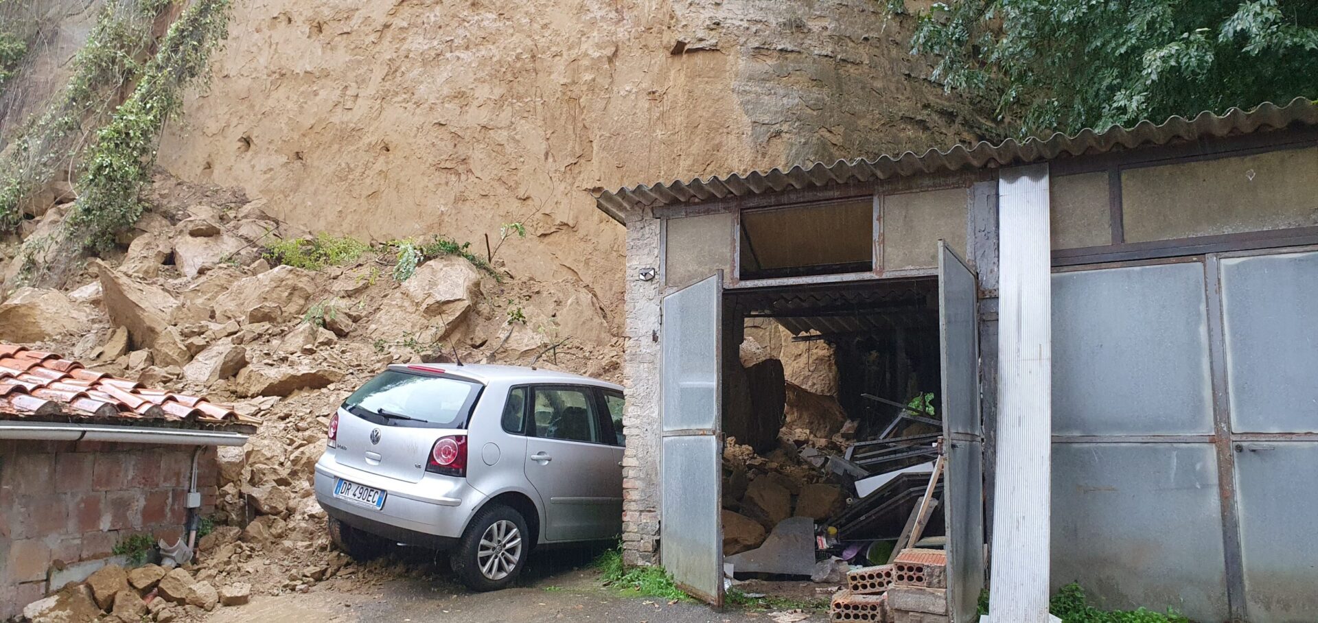 Maltempo. Frana una parete di tufo a Siena, 5 famiglie evacuate