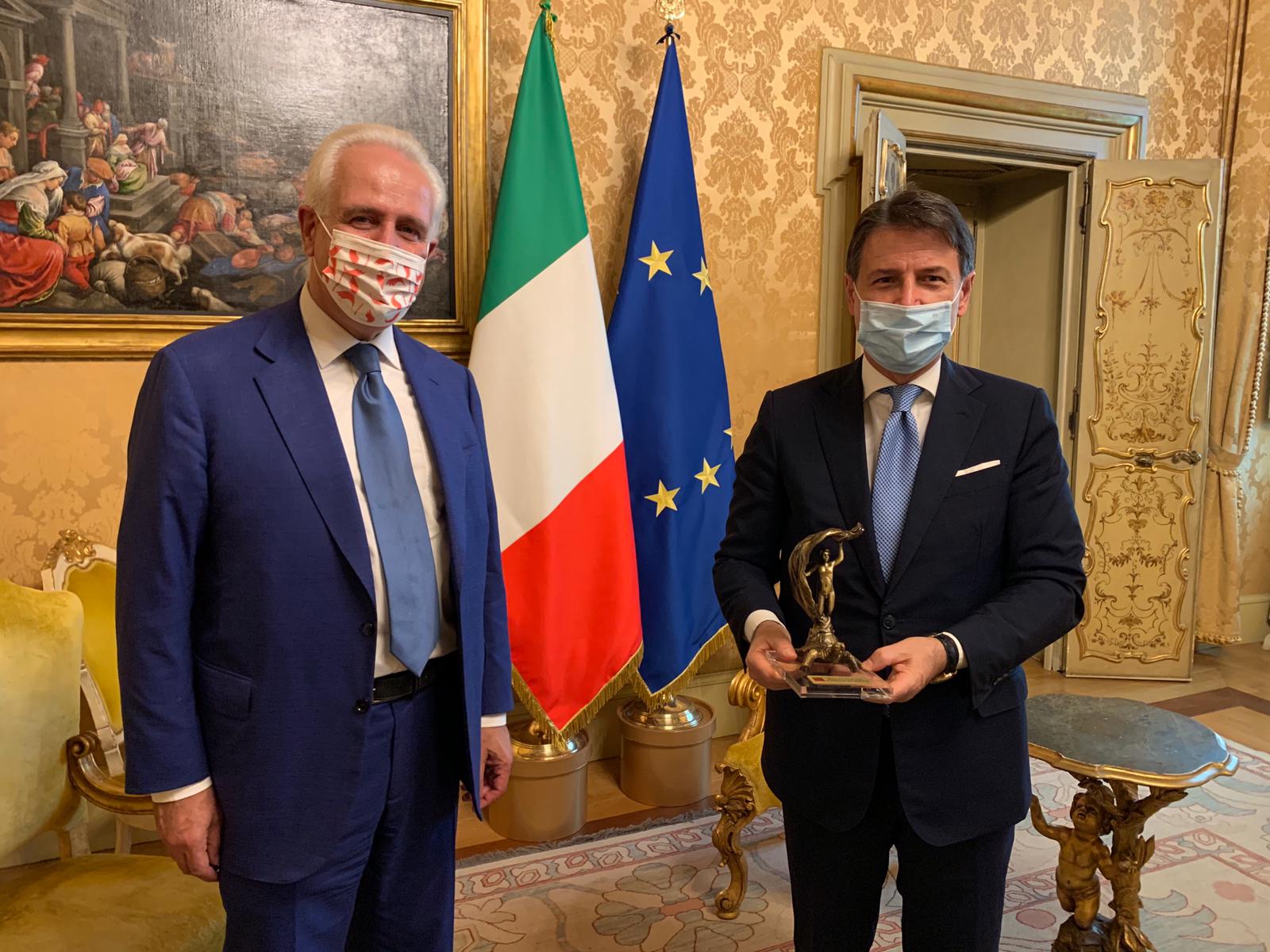 Toscana a Roma. Il governatore Giani incontra a Palazzo Chigi il Premier Conte, in dono il ‘festina lente’