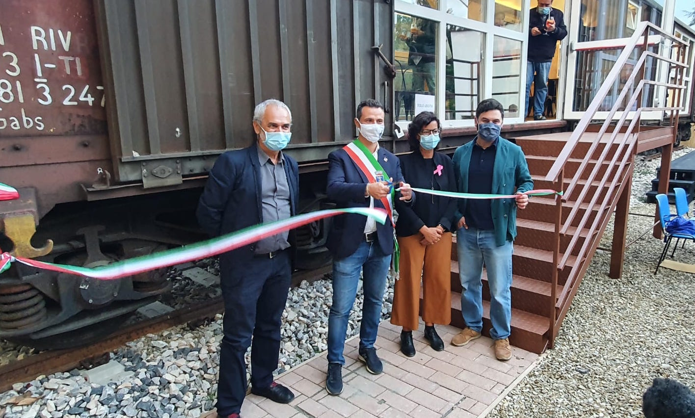 Cultura in carrozza. Spettacoli, incontri e bistrot, all’Antella arriva il Vagone della Vedova Begbick